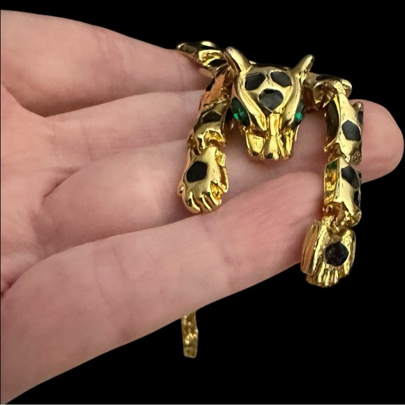 Vintage Leopard Articulated Shoulder Brooch Goldtone Black Enamel Green Eyes - Picture 4 of 15